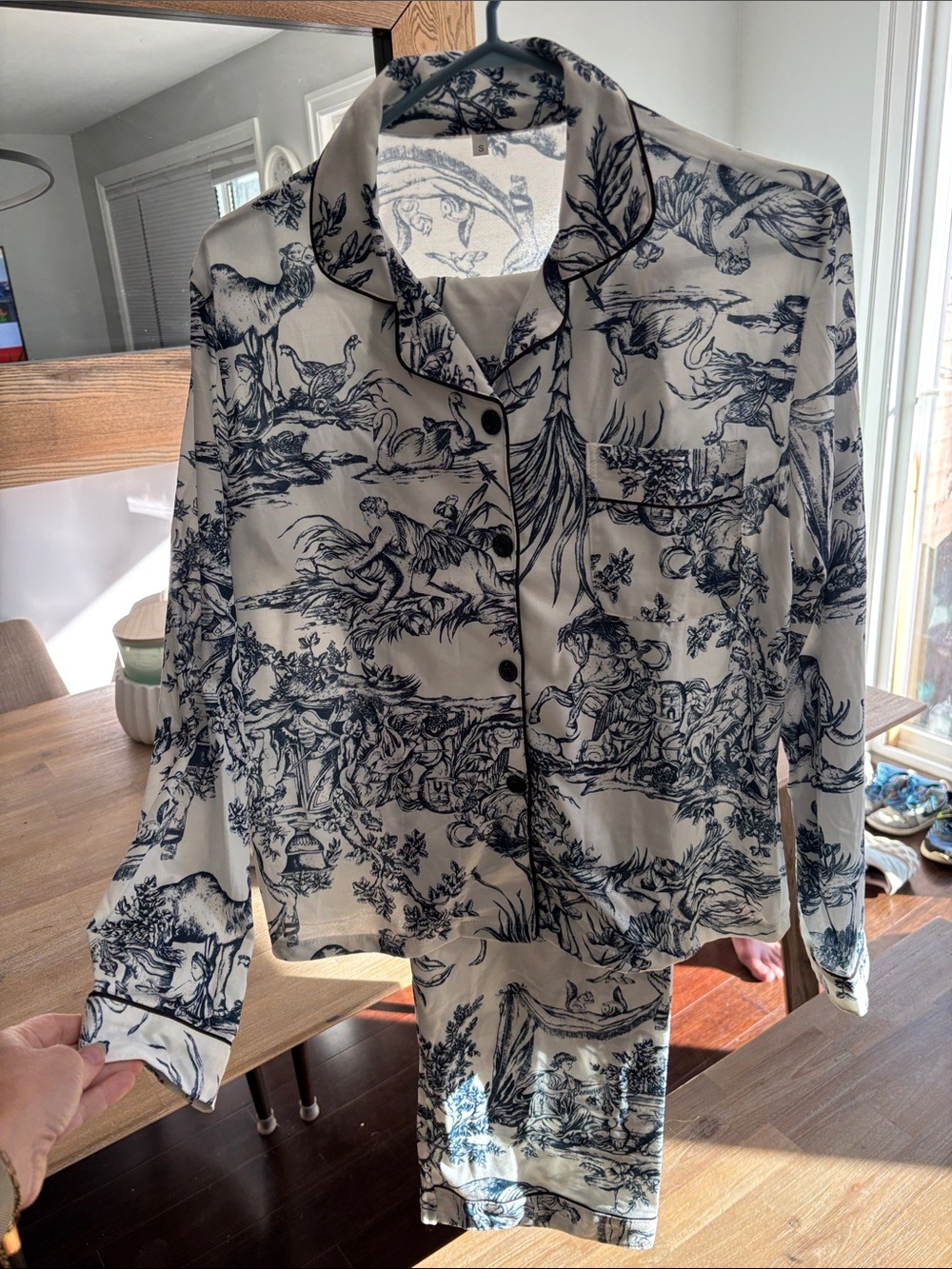 Womenโs size small navy and white chinoiserie printed navy piped pajama set